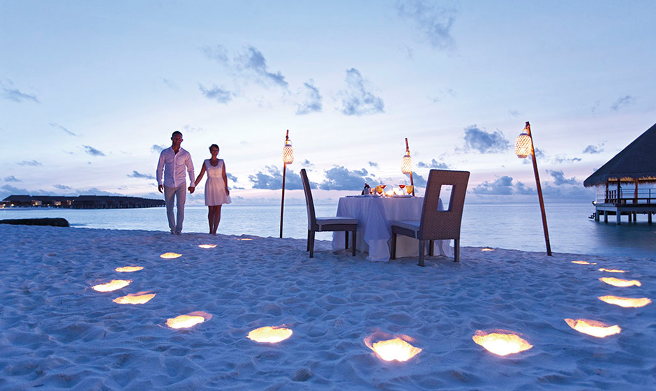 VIP restaurant treatments: a private dinner on the beach at Constance Moofushi