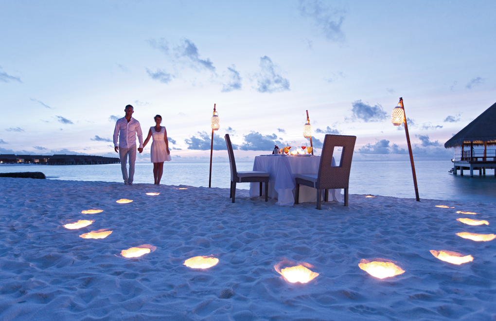 A romantic dinner on the beach
