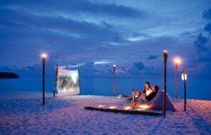moofushi-maldives-beach-cinema-1
