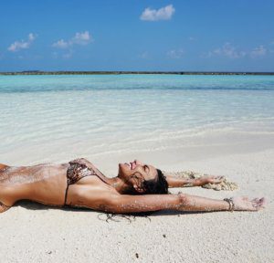 chiara biasi beach bikini halaveli maldives