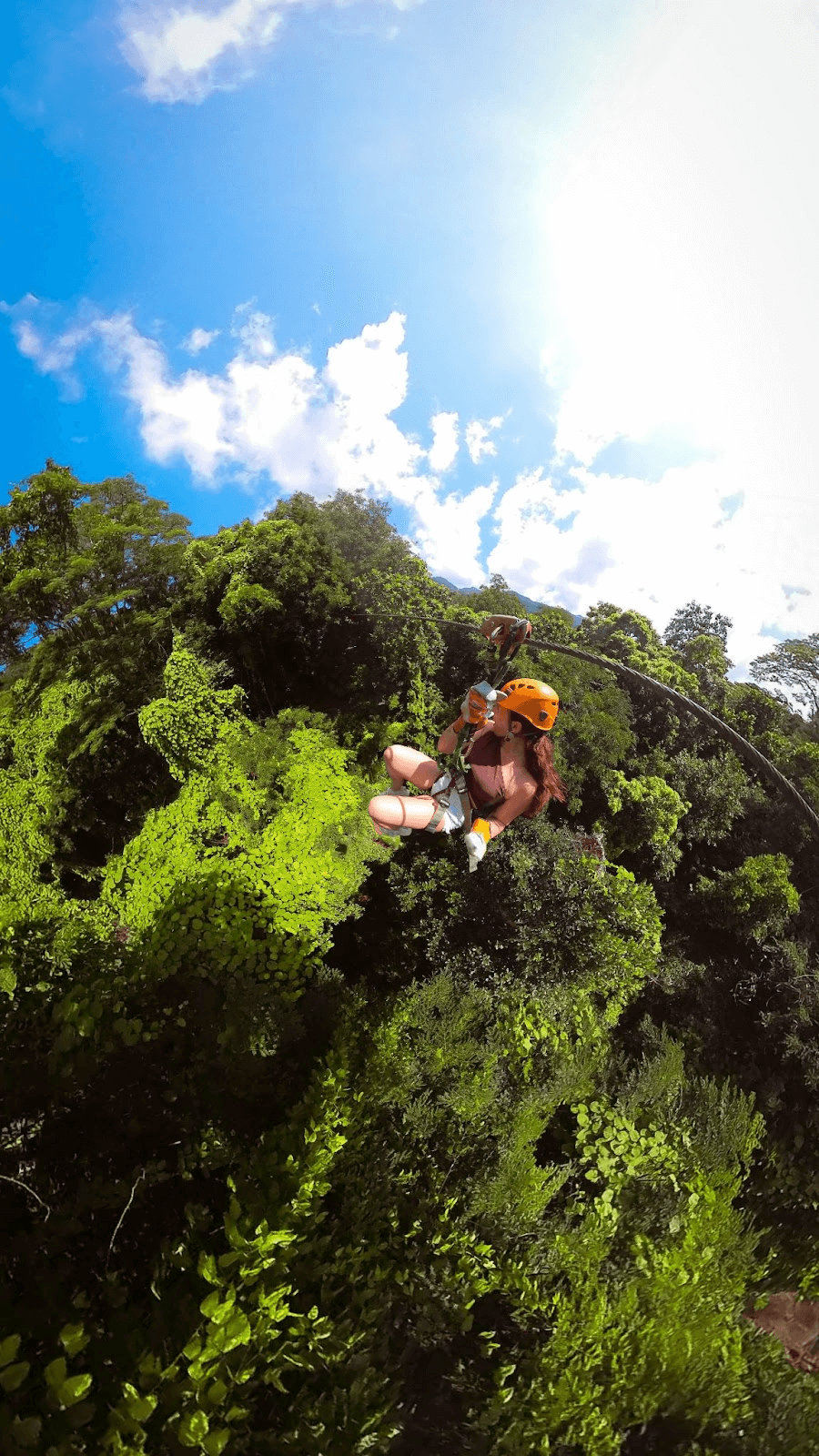 Zipline над водопадами в Тайланде